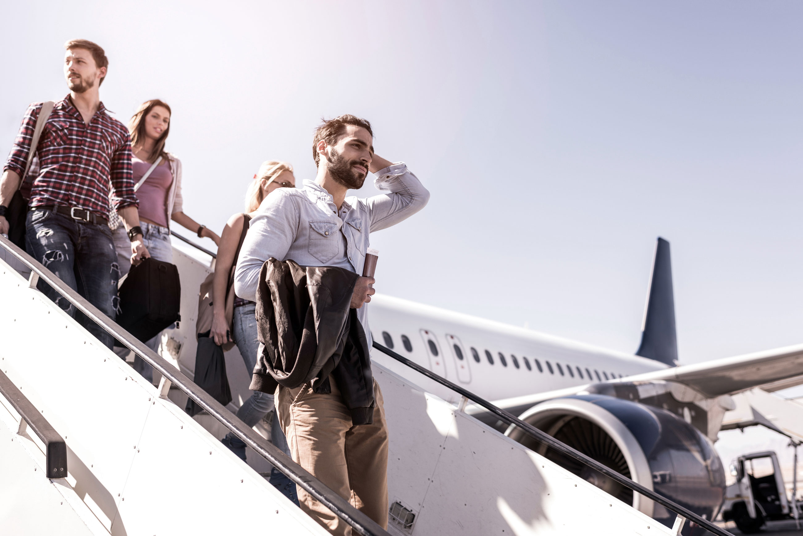 When the plane arrived. Люди в аэропорту. Отпуск самолет. Отправляемся в путешествие на аэроплане. Пассажиры самолёта Сток.