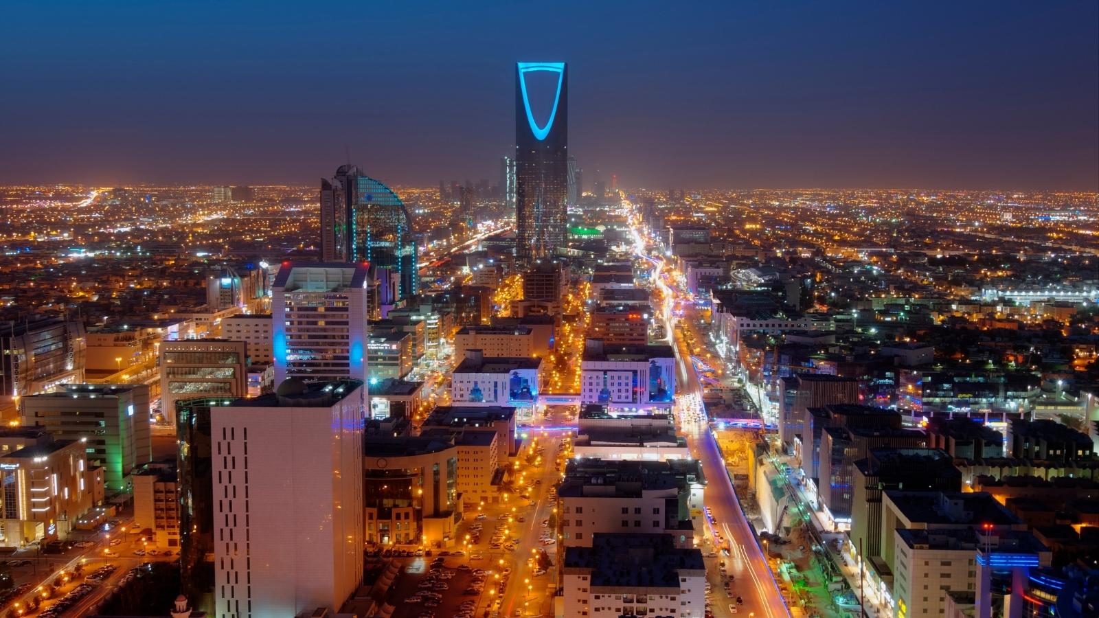 Kingdom Centre and Sky Bridge illuminated at night