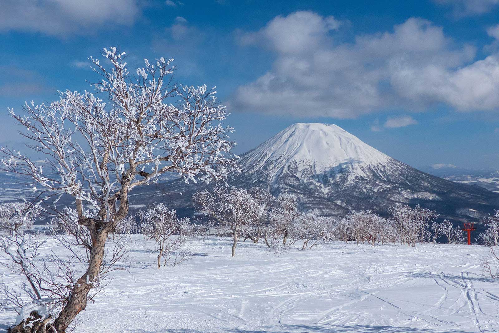 Ski resort in Niseko mit dem Blick auf den Yotei Berg