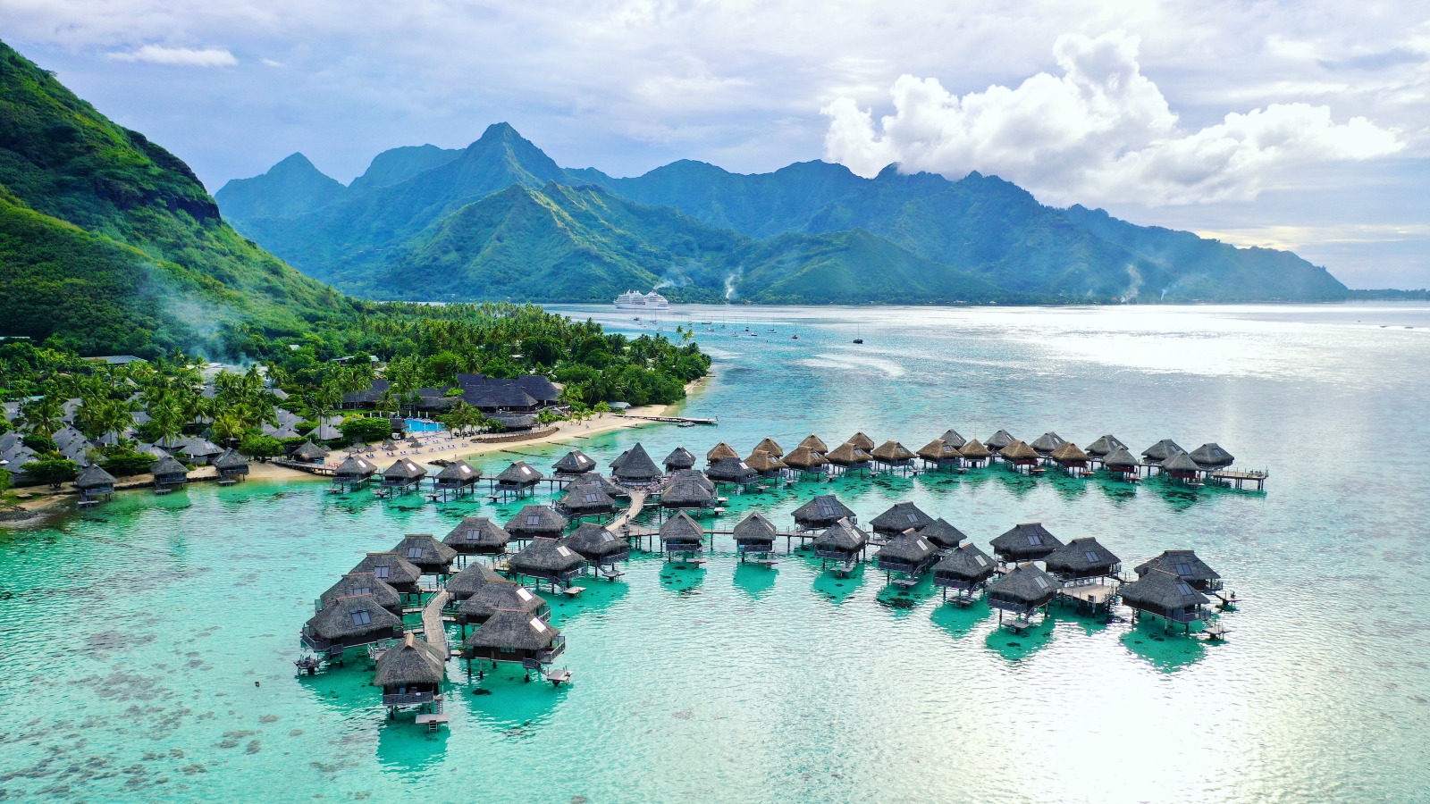 Overwater Bungalows in Mo'orea French Polynesia